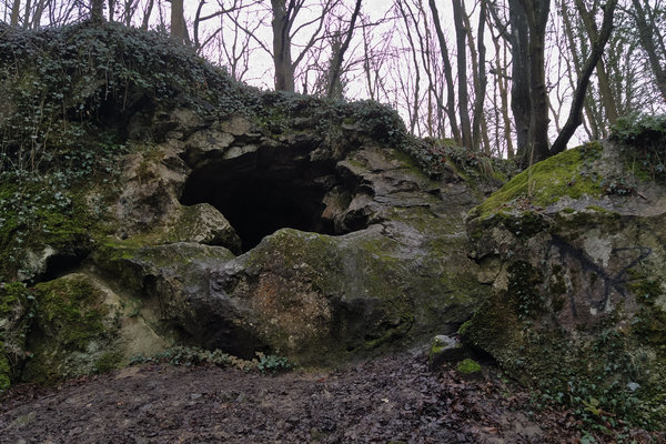 Grottes des Sarrazins et site des templiers